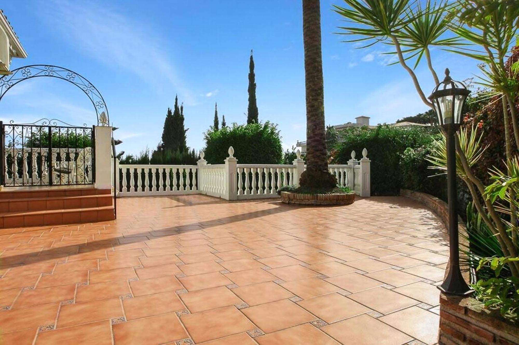 Moderne Violetta Mit Meerblick Und Pool